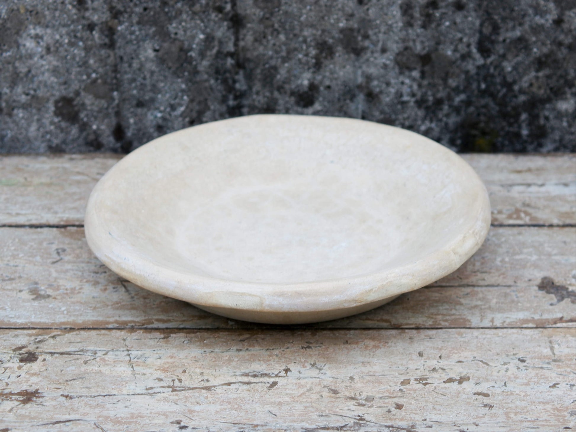 Piatto, centrotavola, ciotola tadelakt, un intonaco di origine marocchina tipico della città di Marrakech, un metodo completamente ecologico basato sull'utilizzo di calce idrata, sapone nero, pigmenti naturali e cere. Dimensioni Diametro 36 h6cm.