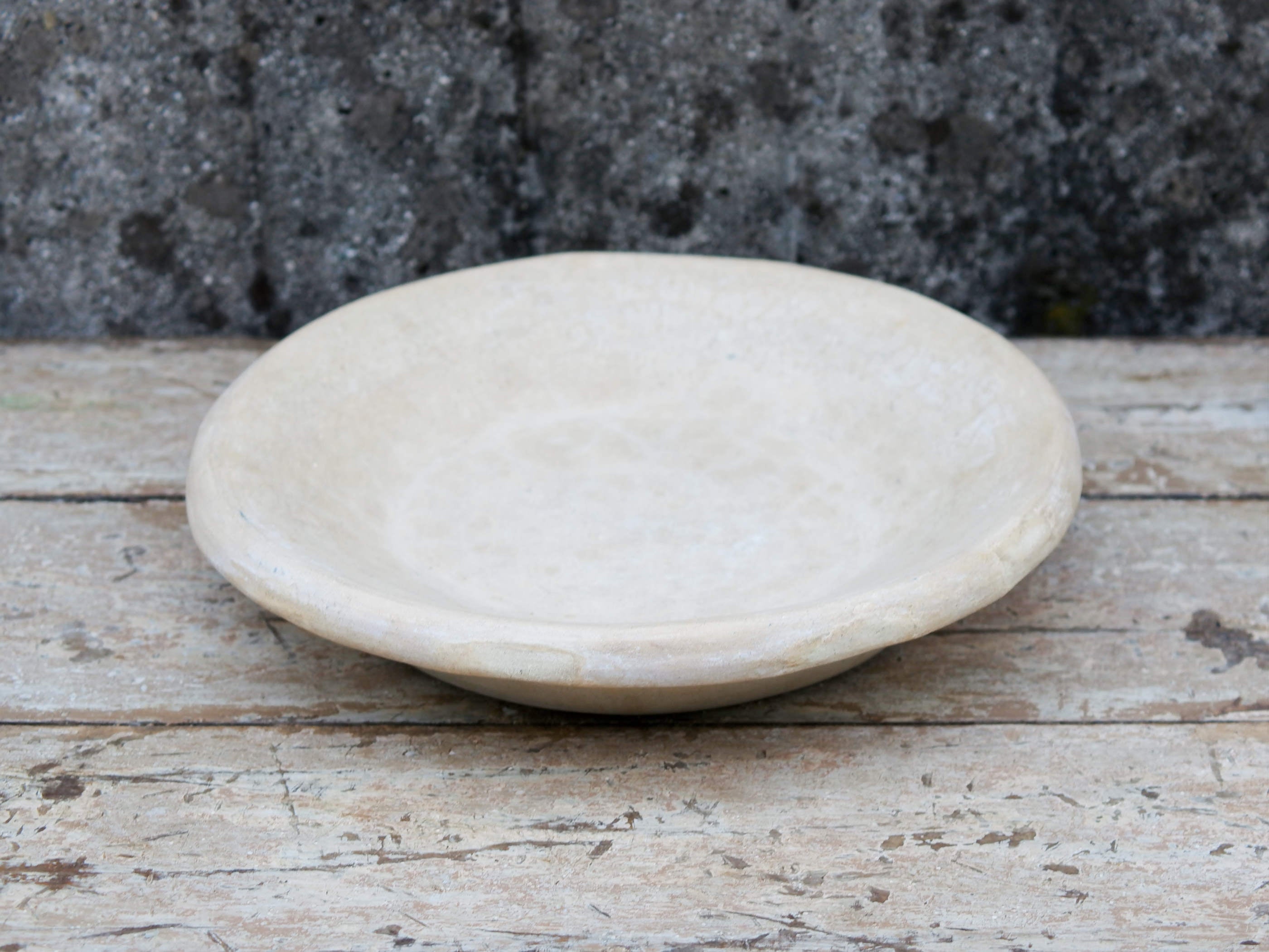 Piatto, centrotavola, ciotola tadelakt, un intonaco di origine marocchina tipico della città di Marrakech, un metodo completamente ecologico basato sull'utilizzo di calce idrata, sapone nero, pigmenti naturali e cere. Dimensioni Diametro 36 h6cm.