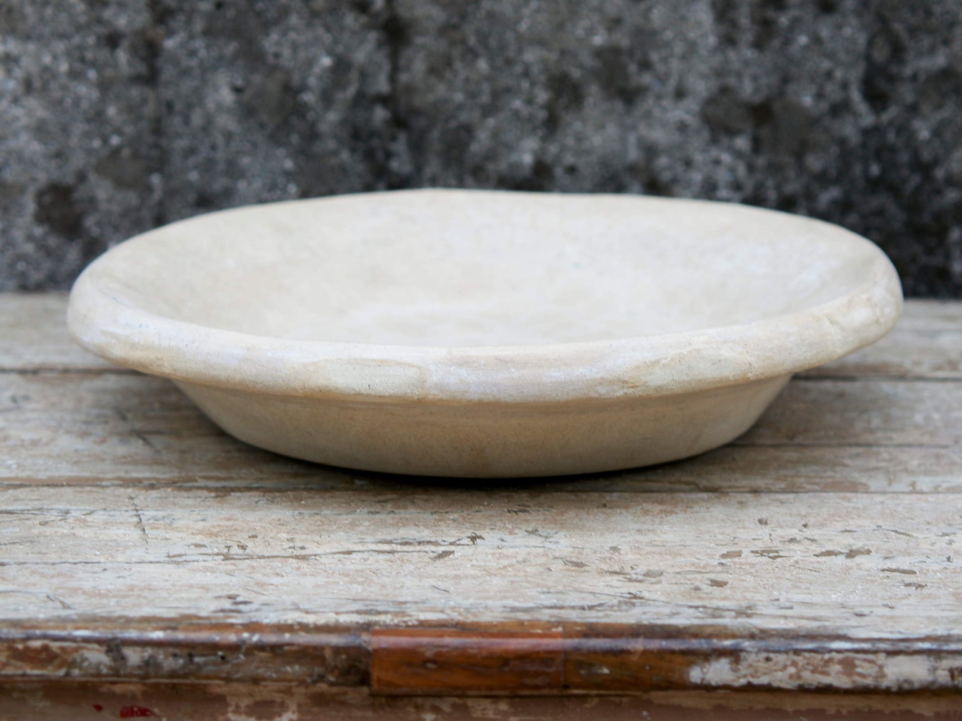 Piatto, centrotavola, ciotola tadelakt, un intonaco di origine marocchina tipico della città di Marrakech, un metodo completamente ecologico basato sull'utilizzo di calce idrata, sapone nero, pigmenti naturali e cere. Dimensioni Diametro 36 h6cm.