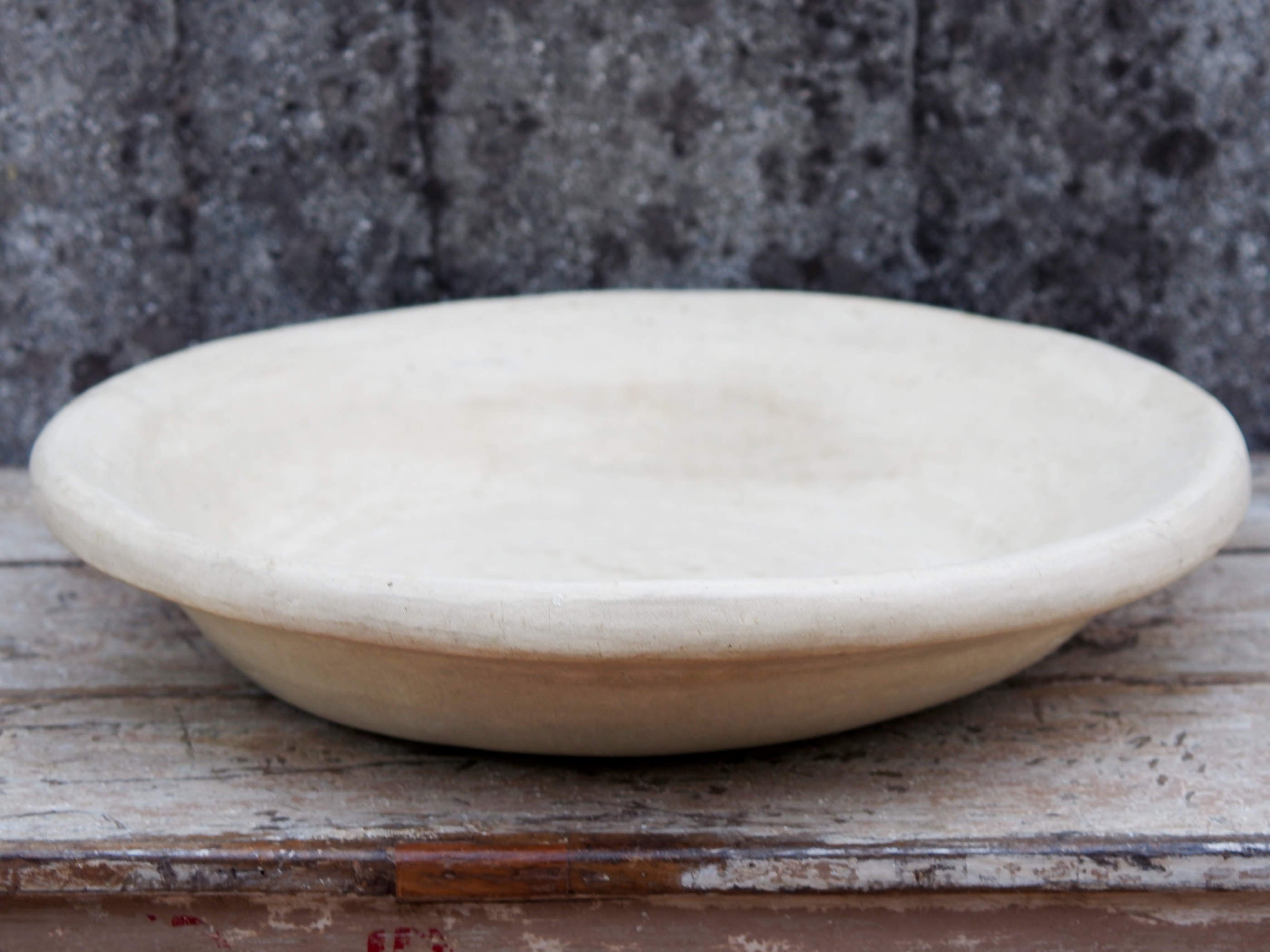 Piatto, centrotavola, ciotola tadelakt, un intonaco di origine marocchina tipico della città di Marrakech, un metodo completamente ecologico basato sull'utilizzo di calce idrata, sapone nero, pigmenti naturali e cere. Dimensioni Diametro 52 h10cm.