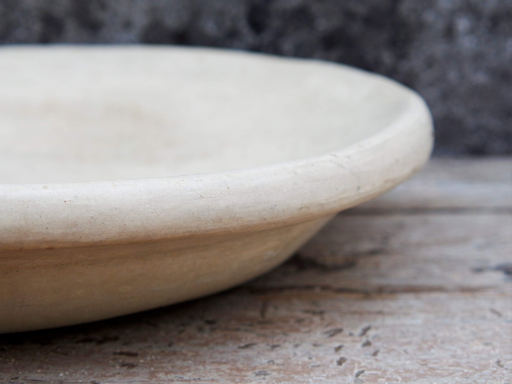 Piatto, centrotavola, ciotola tadelakt, un intonaco di origine marocchina tipico della città di Marrakech, un metodo completamente ecologico basato sull'utilizzo di calce idrata, sapone nero, pigmenti naturali e cere. Dimensioni Diametro 52 h10cm.