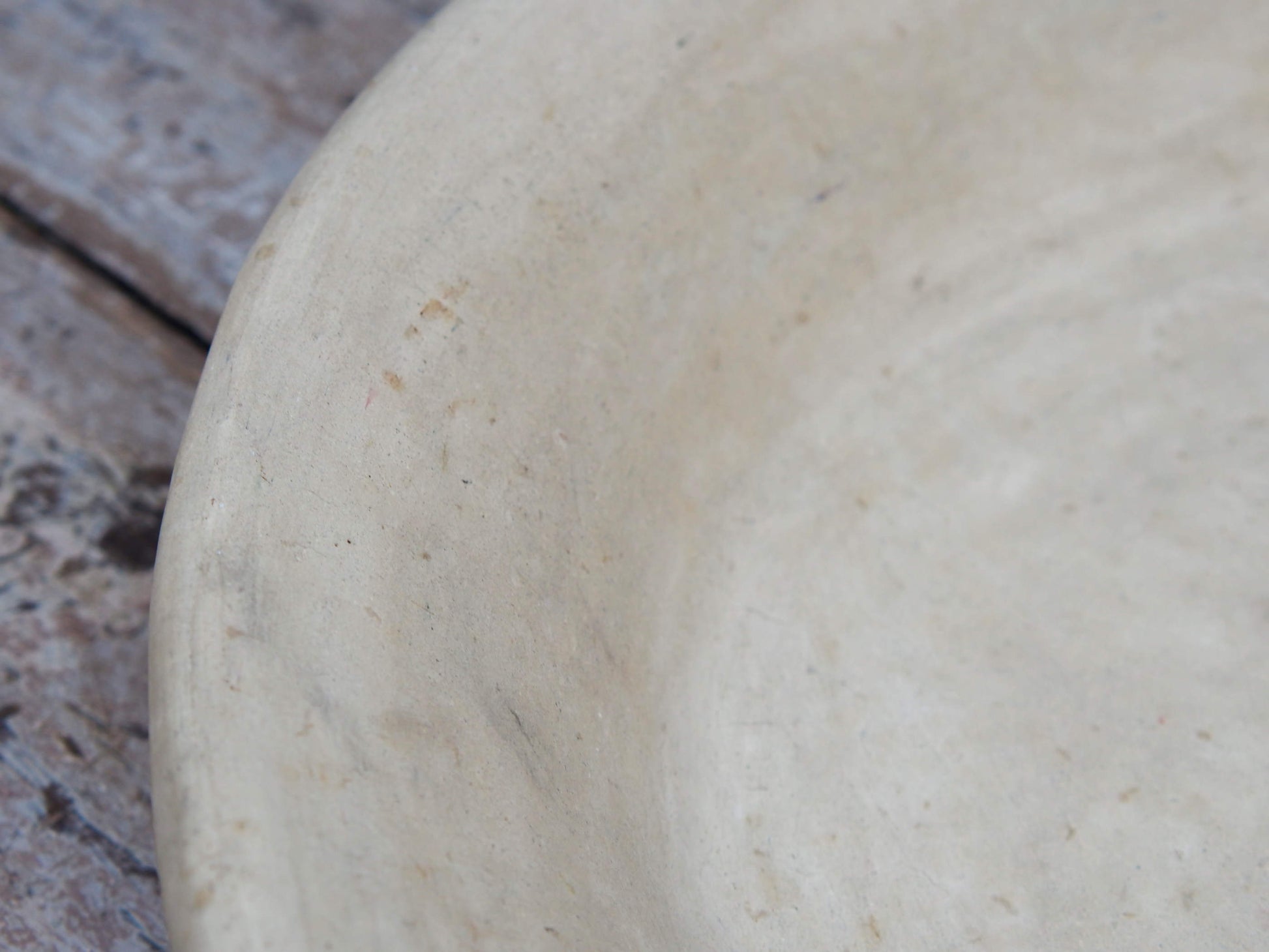 Piatto, centrotavola, ciotola tadelakt, un intonaco di origine marocchina tipico della città di Marrakech, un metodo completamente ecologico basato sull'utilizzo di calce idrata, sapone nero, pigmenti naturali e cere. Dimensioni Diametro 52 h10cm.