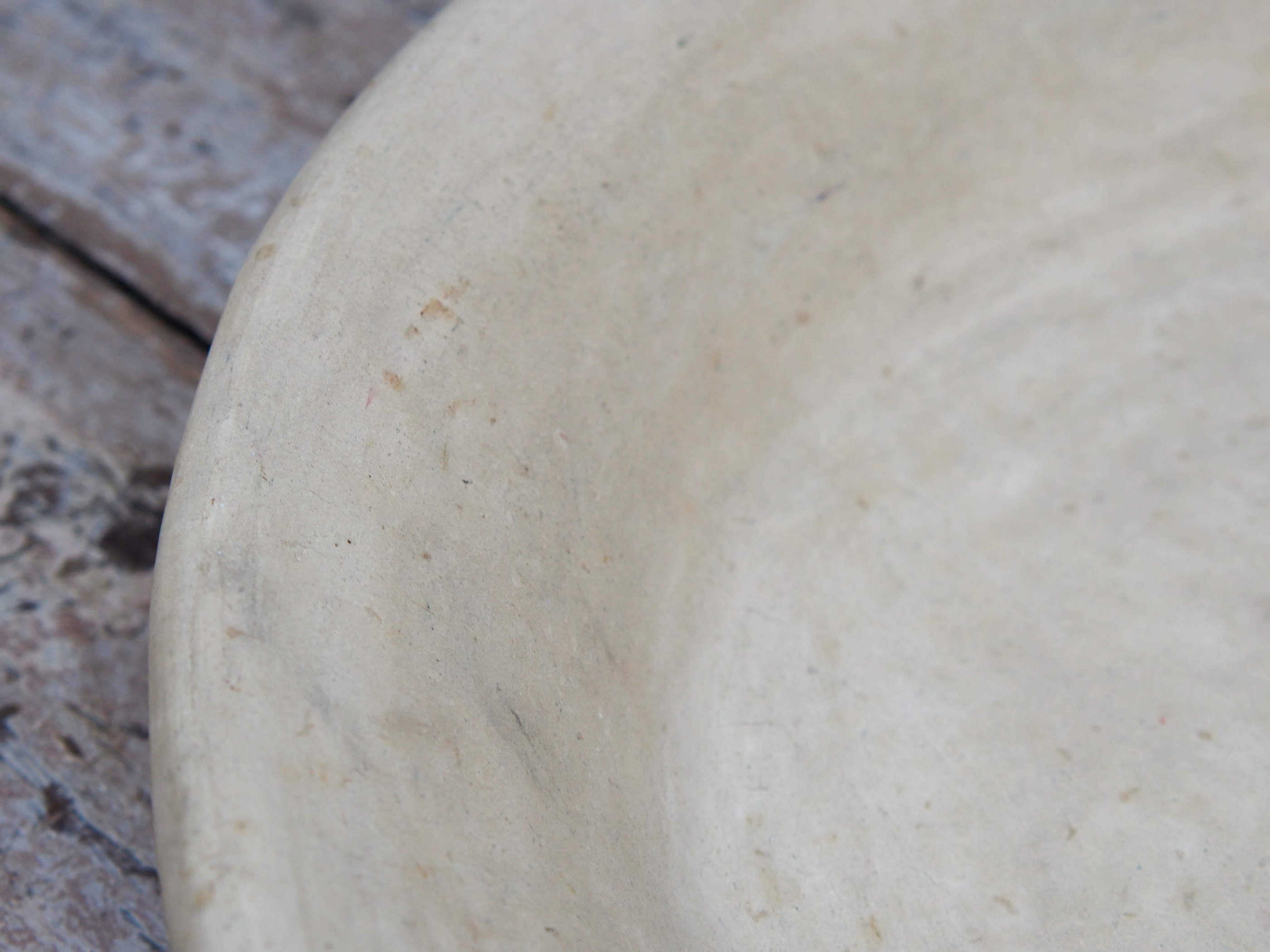Piatto, centrotavola, ciotola tadelakt, un intonaco di origine marocchina tipico della città di Marrakech, un metodo completamente ecologico basato sull'utilizzo di calce idrata, sapone nero, pigmenti naturali e cere. Dimensioni Diametro 52 h10cm.