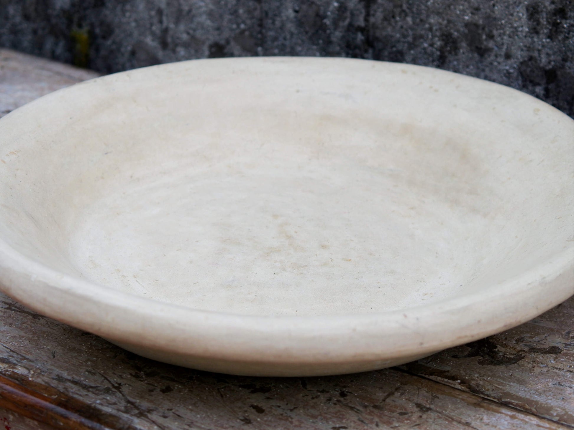 Piatto, centrotavola, ciotola tadelakt, un intonaco di origine marocchina tipico della città di Marrakech, un metodo completamente ecologico basato sull'utilizzo di calce idrata, sapone nero, pigmenti naturali e cere. Dimensioni Diametro 52 h10cm.