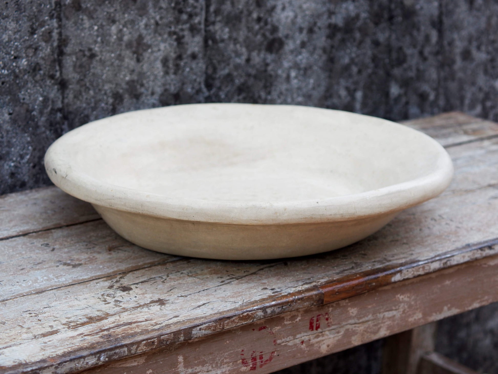 Piatto, centrotavola, ciotola tadelakt, un intonaco di origine marocchina tipico della città di Marrakech, un metodo completamente ecologico basato sull'utilizzo di calce idrata, sapone nero, pigmenti naturali e cere. Dimensioni Diametro 52 h10cm.