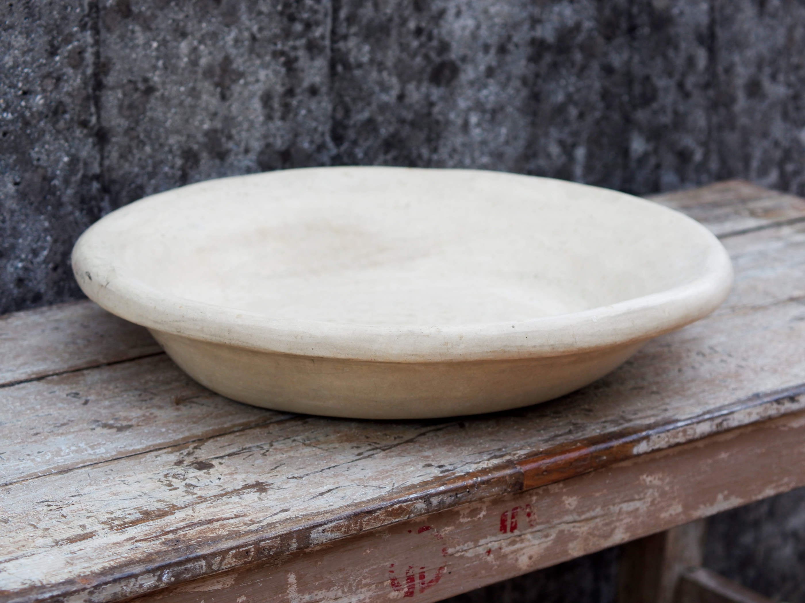 Piatto, centrotavola, ciotola tadelakt, un intonaco di origine marocchina tipico della città di Marrakech, un metodo completamente ecologico basato sull'utilizzo di calce idrata, sapone nero, pigmenti naturali e cere. Dimensioni Diametro 52 h10cm.
