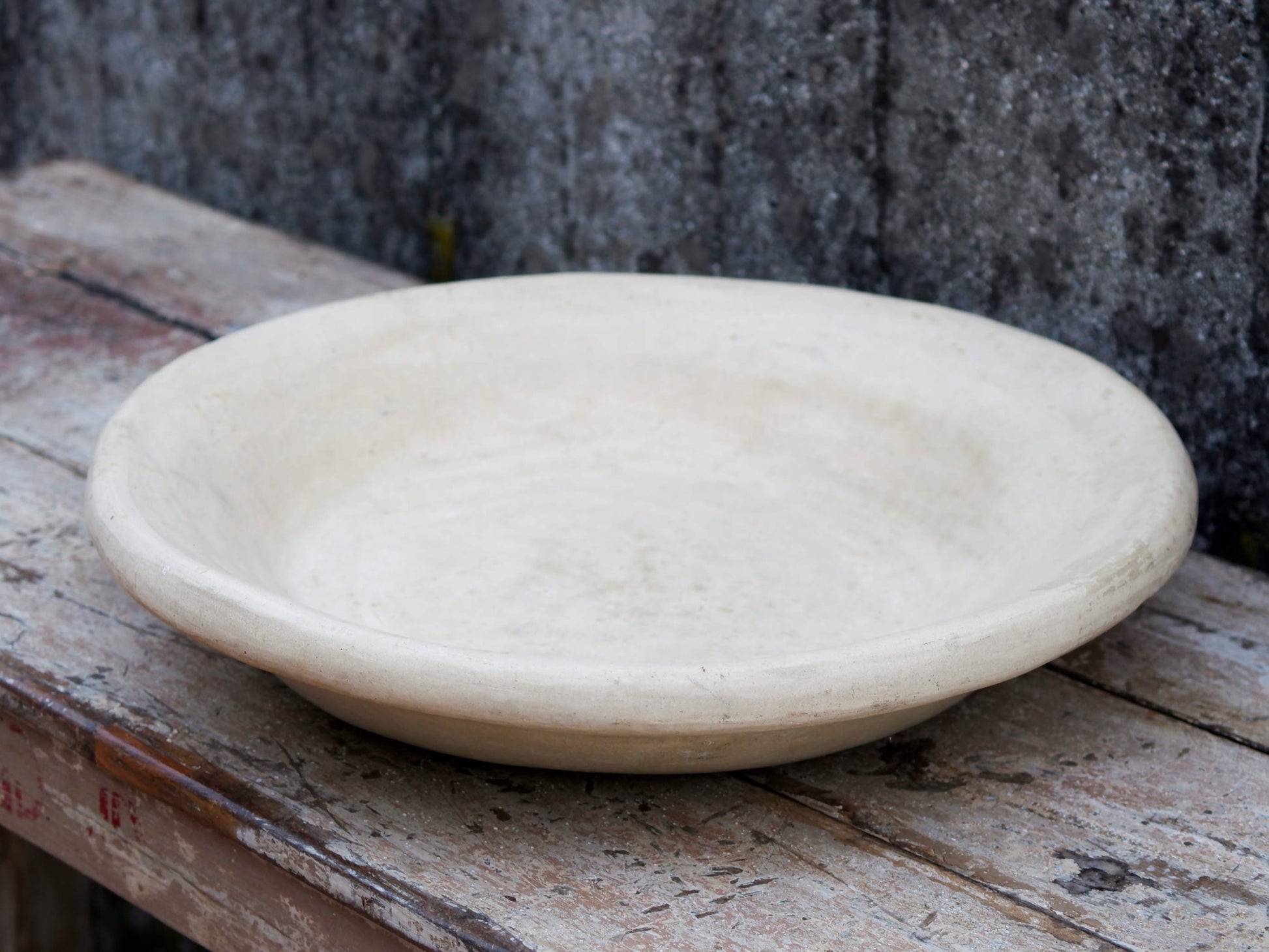 Piatto, centrotavola, ciotola tadelakt, un intonaco di origine marocchina tipico della città di Marrakech, un metodo completamente ecologico basato sull'utilizzo di calce idrata, sapone nero, pigmenti naturali e cere. Dimensioni Diametro 52 h10cm.