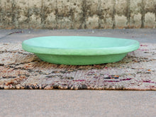 Carica l&#39;immagine nel visualizzatore di Gallery, Piatto, centrotavola, ciotola tadelakt, un intonaco di origine marocchina tipico della città di Marrakech, un metodo completamente ecologico basato sull&#39;utilizzo di calce idrata, sapone nero, pigmenti naturali e cere. Dimensioni Diametro 53 h8cm.