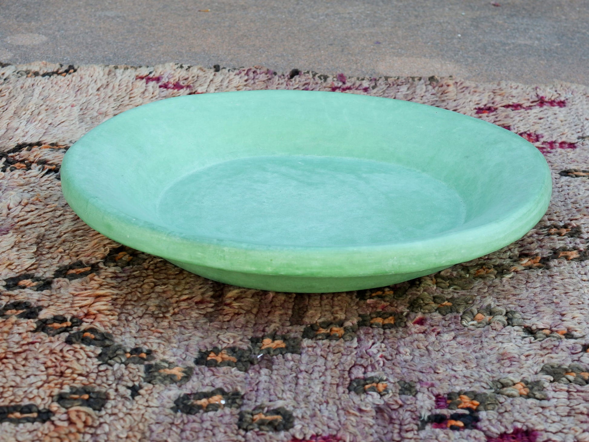 Piatto, centrotavola, ciotola tadelakt, un intonaco di origine marocchina tipico della città di Marrakech, un metodo completamente ecologico basato sull'utilizzo di calce idrata, sapone nero, pigmenti naturali e cere. Dimensioni Diametro 53 h8cm.