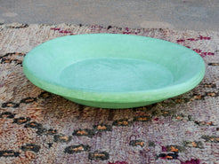 Piatto, centrotavola, ciotola tadelakt, un intonaco di origine marocchina tipico della città di Marrakech, un metodo completamente ecologico basato sull'utilizzo di calce idrata, sapone nero, pigmenti naturali e cere. Dimensioni Diametro 53 h8cm.