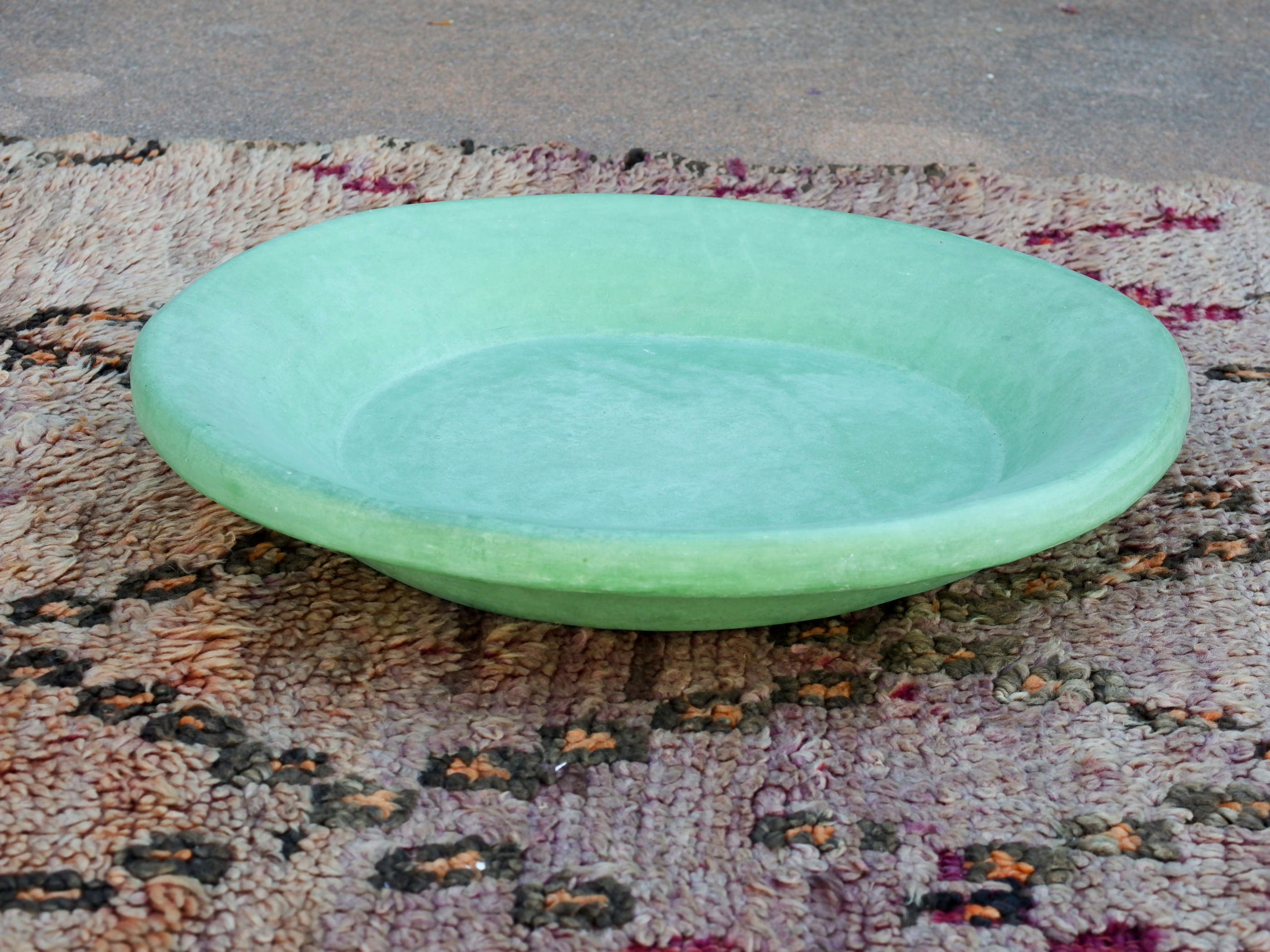 Piatto, centrotavola, ciotola tadelakt, un intonaco di origine marocchina tipico della città di Marrakech, un metodo completamente ecologico basato sull'utilizzo di calce idrata, sapone nero, pigmenti naturali e cere. Dimensioni Diametro 53 h8cm.