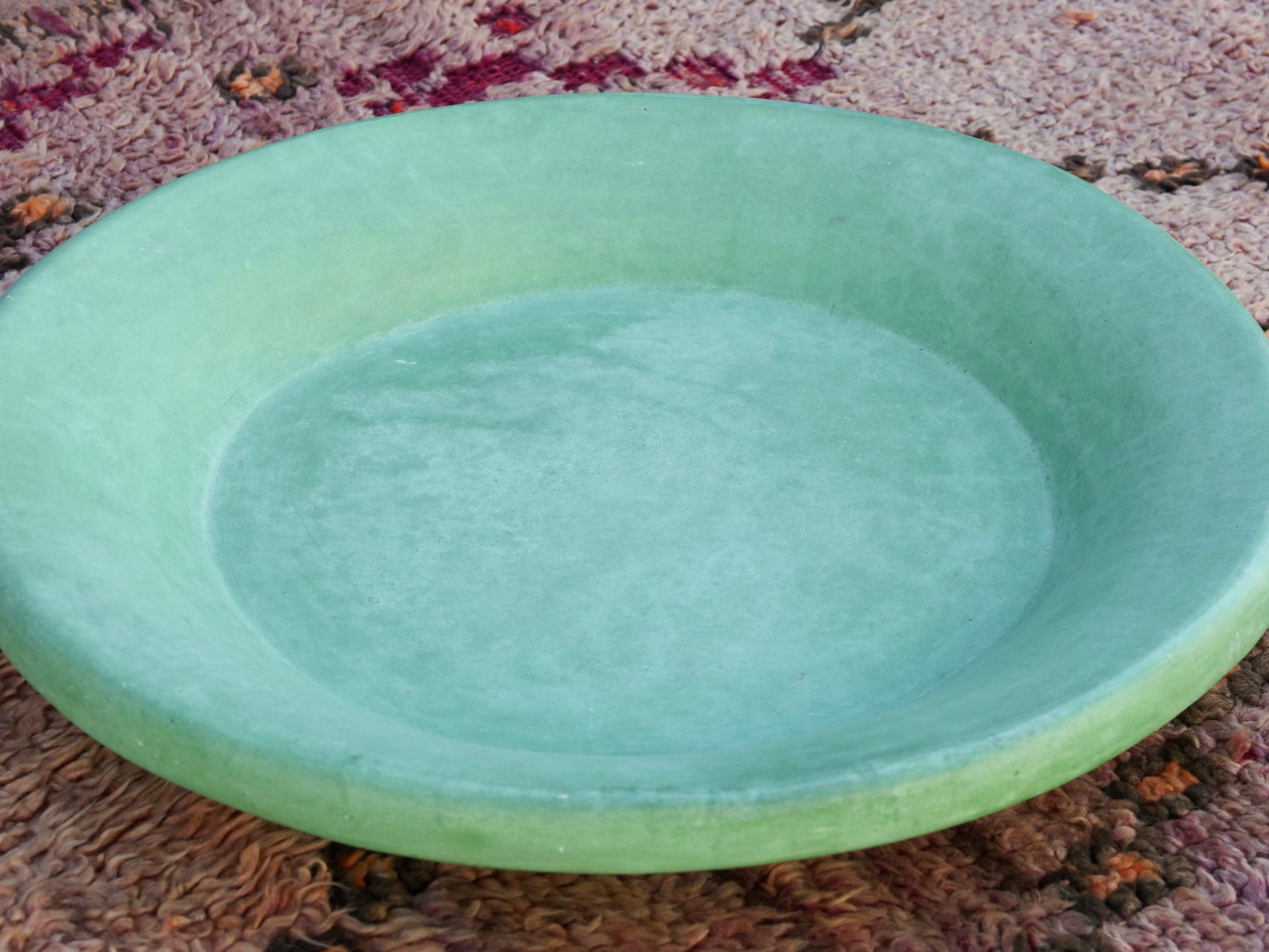 Piatto, centrotavola, ciotola tadelakt, un intonaco di origine marocchina tipico della città di Marrakech, un metodo completamente ecologico basato sull'utilizzo di calce idrata, sapone nero, pigmenti naturali e cere. Dimensioni Diametro 53 h8cm.