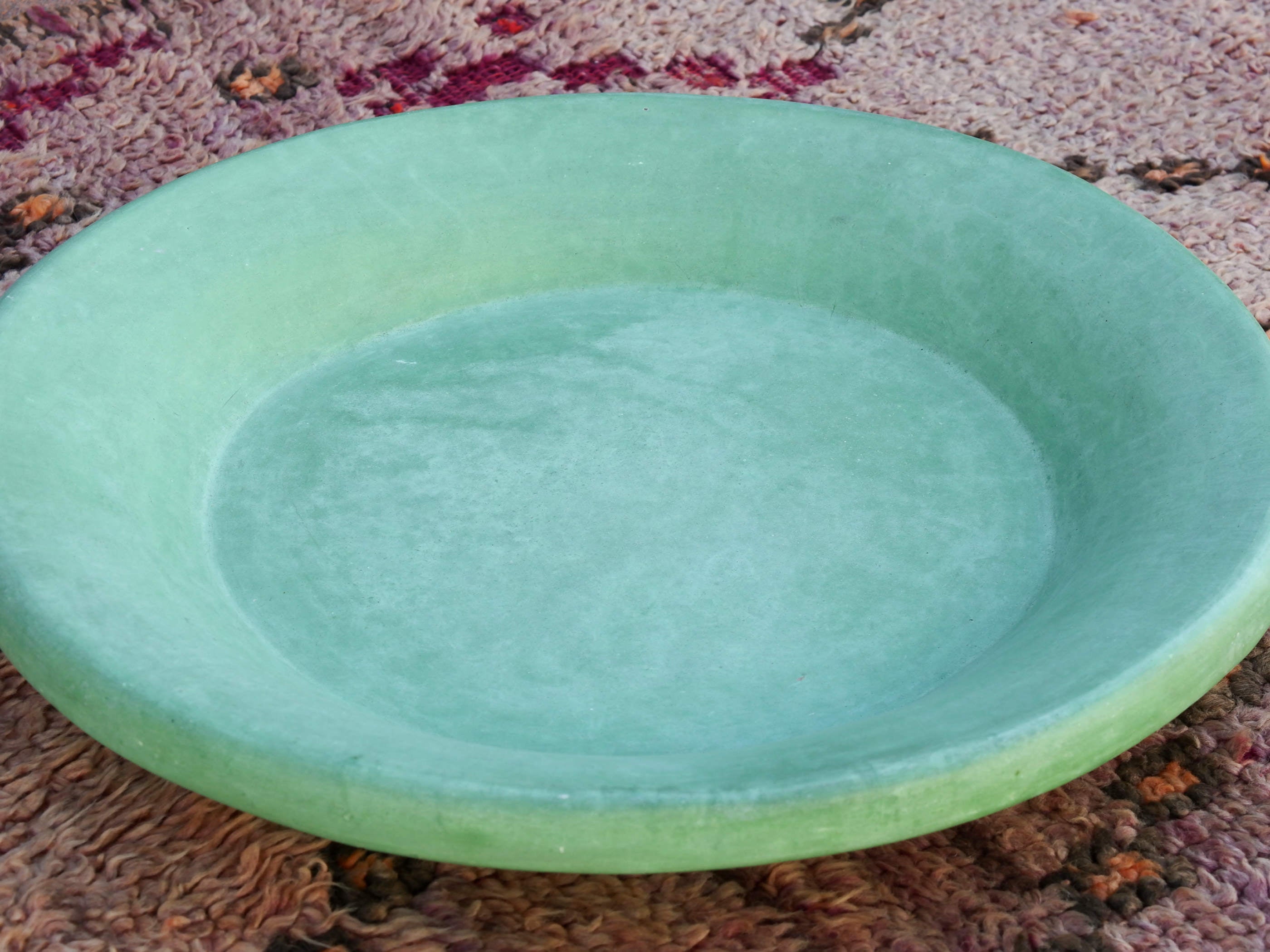 Piatto, centrotavola, ciotola tadelakt, un intonaco di origine marocchina tipico della città di Marrakech, un metodo completamente ecologico basato sull'utilizzo di calce idrata, sapone nero, pigmenti naturali e cere. Dimensioni Diametro 53 h8cm.