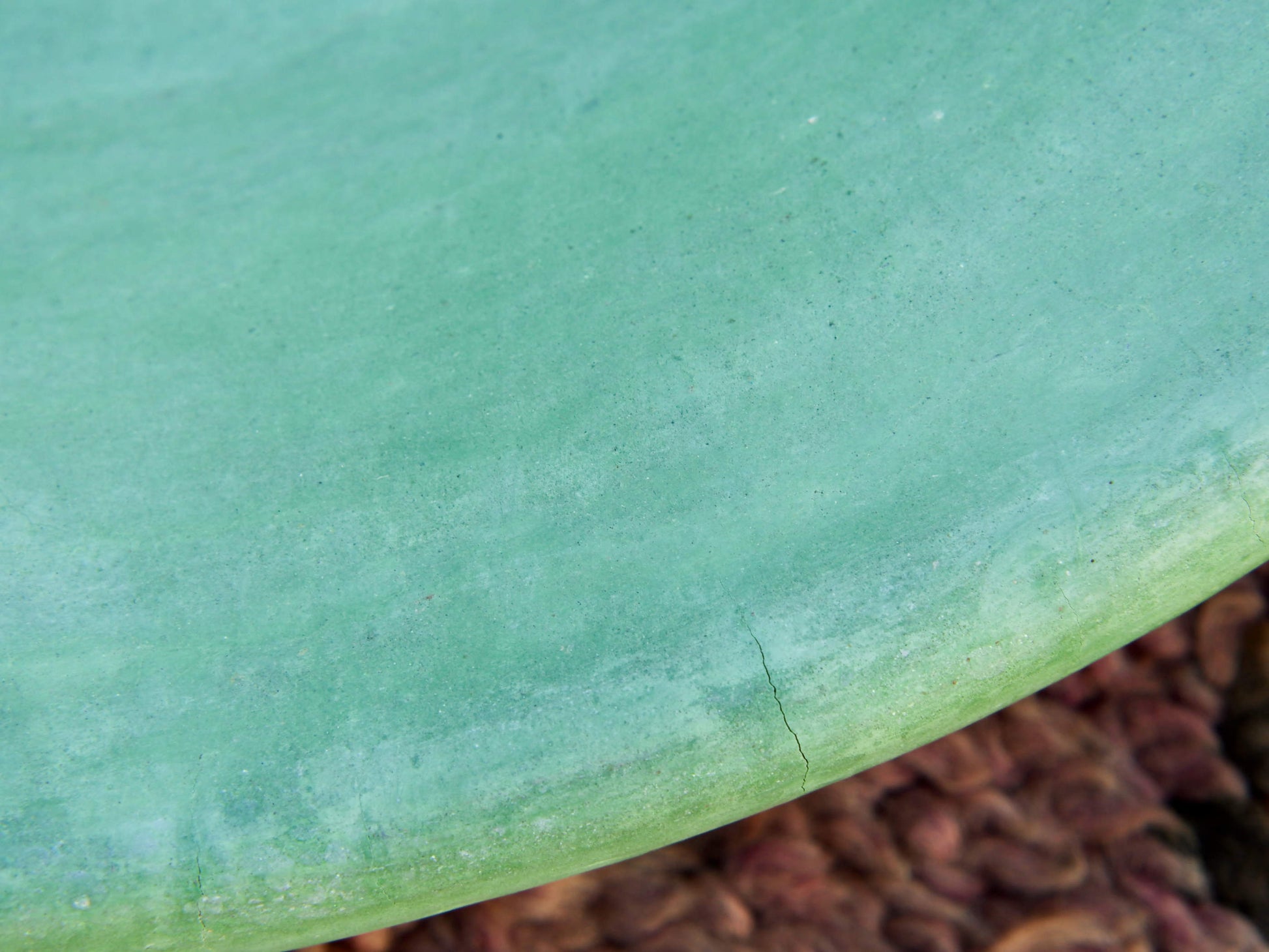 Piatto, centrotavola, ciotola tadelakt, un intonaco di origine marocchina tipico della città di Marrakech, un metodo completamente ecologico basato sull'utilizzo di calce idrata, sapone nero, pigmenti naturali e cere. Dimensioni Diametro 53 h8cm.