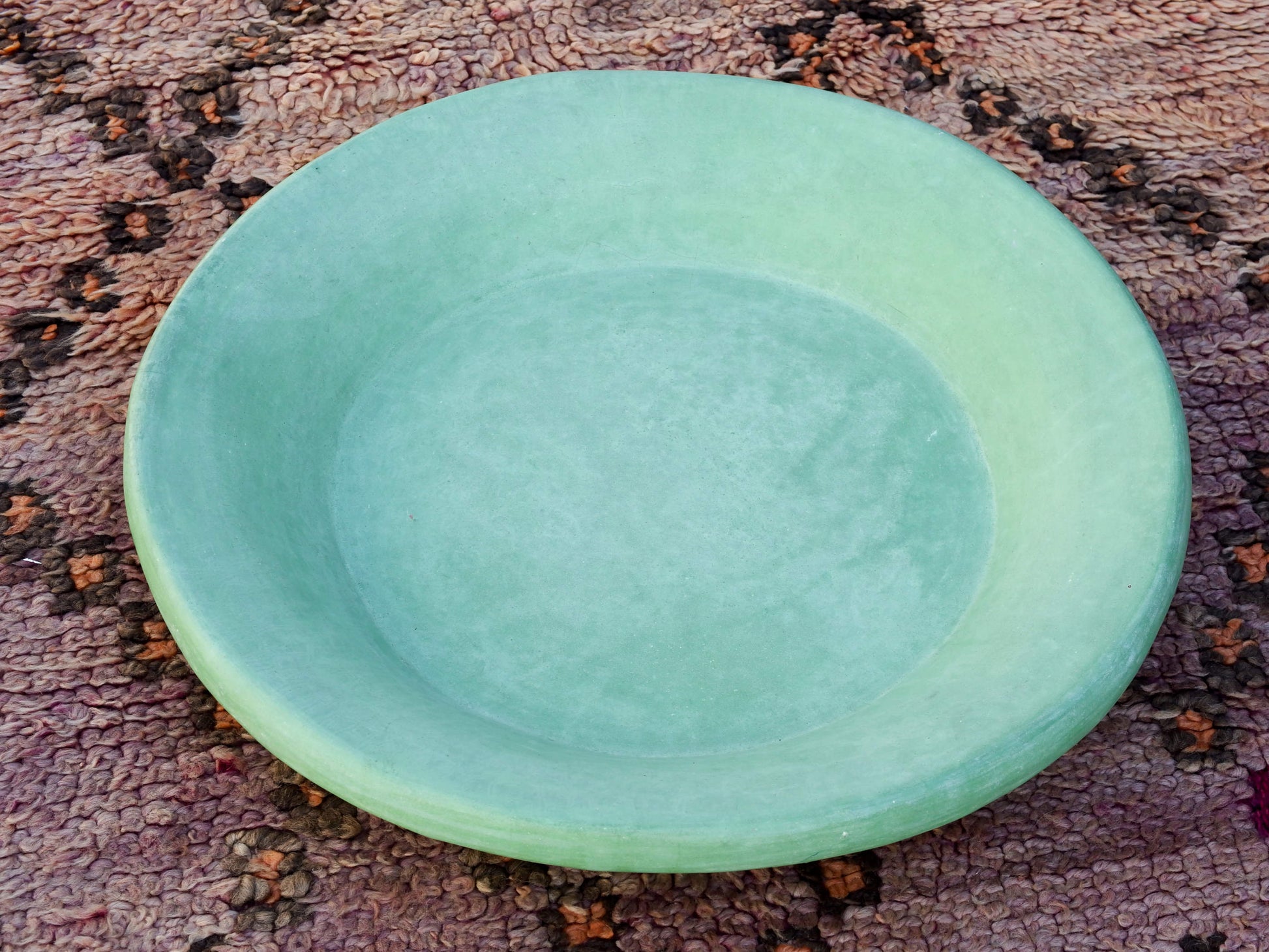 Piatto, centrotavola, ciotola tadelakt, un intonaco di origine marocchina tipico della città di Marrakech, un metodo completamente ecologico basato sull'utilizzo di calce idrata, sapone nero, pigmenti naturali e cere. Dimensioni Diametro 53 h8cm.