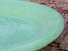 Carica l&#39;immagine nel visualizzatore di Gallery, Piatto, centrotavola, ciotola tadelakt, un intonaco di origine marocchina tipico della città di Marrakech, un metodo completamente ecologico basato sull&#39;utilizzo di calce idrata, sapone nero, pigmenti naturali e cere. Dimensioni Diametro 53 h8cm.