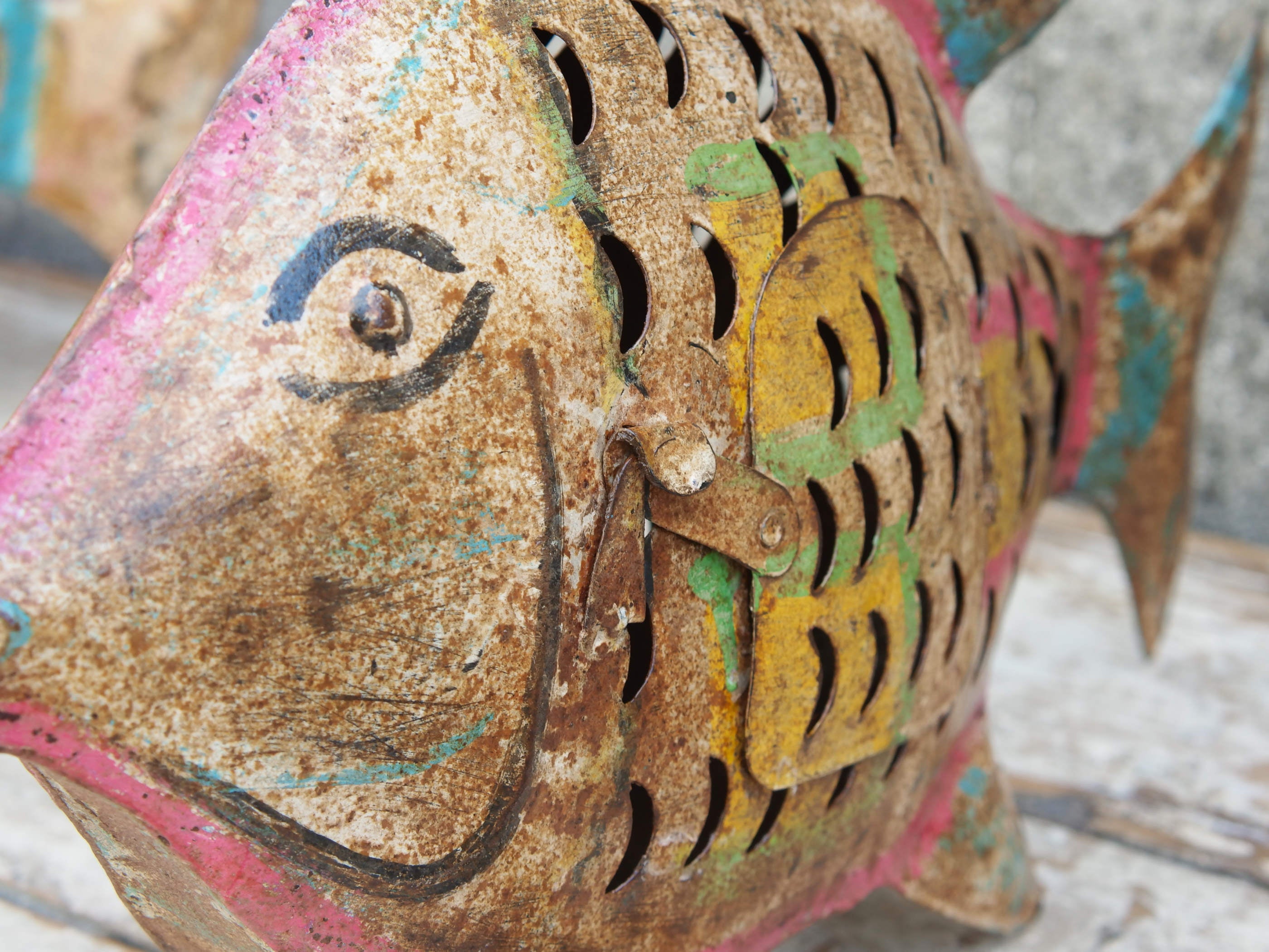 Dettaglio ravvicinato della testa decorata e dell'occhio dipinto del pesce.