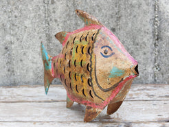 Dettaglio ravvicinato della testa decorata e dell'occhio dipinto del pesce.