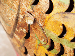 Primo piano della texture superficiale e della patina di usura artigianale.