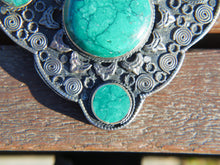 Carica l&#39;immagine nel visualizzatore di Gallery, vecchio pendaglio afgano in argento cesellato e turchese.  pezzo unico, originale in ogni parte e lavorato artigianalmente.  peso 98 gr  dimensioni 8 x 8  h 2 cm