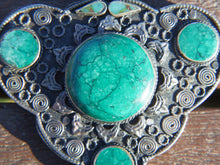 Carica l&#39;immagine nel visualizzatore di Gallery, vecchio pendaglio afgano in argento cesellato e turchese.  pezzo unico, originale in ogni parte e lavorato artigianalmente.  peso 98 gr  dimensioni 8 x 8  h 2 cm