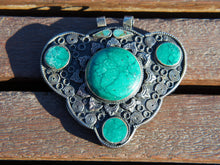 Carica l&#39;immagine nel visualizzatore di Gallery, vecchio pendaglio afgano in argento cesellato e turchese.  pezzo unico, originale in ogni parte e lavorato artigianalmente.  peso 98 gr  dimensioni 8 x 8  h 2 cm