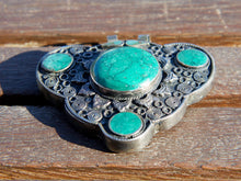 Carica l&#39;immagine nel visualizzatore di Gallery, vecchio pendaglio afgano in argento cesellato e turchese.  pezzo unico, originale in ogni parte e lavorato artigianalmente.  peso 98 gr  dimensioni 8 x 8  h 2 cm
