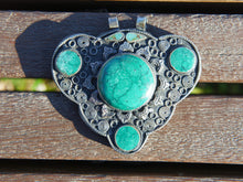 Carica l&#39;immagine nel visualizzatore di Gallery, vecchio pendaglio afgano in argento cesellato e turchese.  pezzo unico, originale in ogni parte e lavorato artigianalmente.  peso 98 gr  dimensioni 8 x 8  h 2 cm