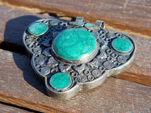 Carica l&#39;immagine nel visualizzatore di Gallery, vecchio pendaglio afgano in argento cesellato e turchese.  pezzo unico, originale in ogni parte e lavorato artigianalmente.  peso 98 gr  dimensioni 8 x 8  h 2 cm