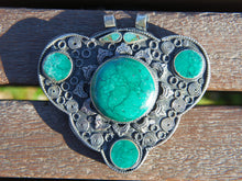 Carica l&#39;immagine nel visualizzatore di Gallery, vecchio pendaglio afgano in argento cesellato e turchese.  pezzo unico, originale in ogni parte e lavorato artigianalmente.  peso 98 gr  dimensioni 8 x 8  h 2 cm