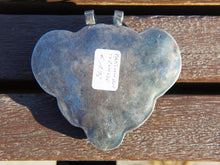 Carica l&#39;immagine nel visualizzatore di Gallery, vecchio pendaglio afgano in argento cesellato e turchese.  pezzo unico, originale in ogni parte e lavorato artigianalmente.  peso 98 gr  dimensioni 8 x 8  h 2 cm