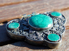 Carica l&#39;immagine nel visualizzatore di Gallery, vecchio pendaglio afgano in argento cesellato e turchese.  pezzo unico, originale in ogni parte e lavorato artigianalmente.  peso 98 gr  dimensioni 8 x 8  h 2 cm