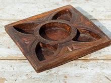 Carica l&#39;immagine nel visualizzatore di Gallery, piatto in legno di teak intarsiato e inciso, impiegato in india come portaspezie . Ideale anche come svuotasche, portacandele, oggetto di arredo..  dimensioni 17x17xh4cm   disponibili vari modelli, per info e foto ulteriori contattare  info@etniko.it 0039 3338778241 instagram, facebook e pinterest : etnikobycrosato
