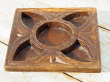 Carica l&#39;immagine nel visualizzatore di Gallery, piatto in legno di teak intarsiato e inciso, impiegato in india come portaspezie . Ideale anche come svuotasche, portacandele, oggetto di arredo..  dimensioni 17x17xh4cm   disponibili vari modelli, per info e foto ulteriori contattare  info@etniko.it 0039 3338778241 instagram, facebook e pinterest : etnikobycrosato