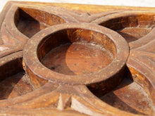 Carica l&#39;immagine nel visualizzatore di Gallery, piatto in legno di teak intarsiato e inciso, impiegato in india come portaspezie . Ideale anche come svuotasche, portacandele, oggetto di arredo..  dimensioni 17x17xh4cm   disponibili vari modelli, per info e foto ulteriori contattare  info@etniko.it 0039 3338778241 instagram, facebook e pinterest : etnikobycrosato