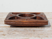 Carica l&#39;immagine nel visualizzatore di Gallery, piatto in legno di teak intarsiato e inciso, impiegato in india come portaspezie . Ideale anche come svuotasche, portacandele, oggetto di arredo..  dimensioni 17x17xh4cm   disponibili vari modelli, per info e foto ulteriori contattare  info@etniko.it 0039 3338778241 instagram, facebook e pinterest : etnikobycrosato