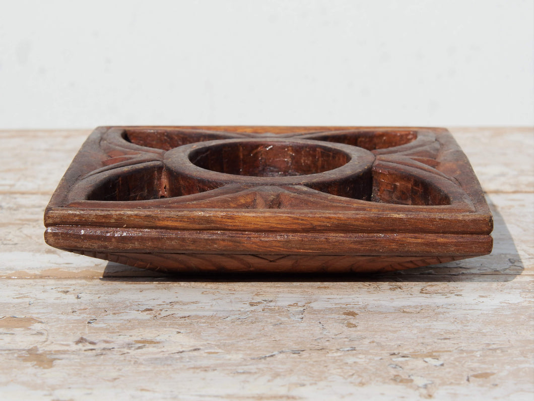 piatto in legno di teak intarsiato e inciso, impiegato in india come portaspezie . Ideale anche come svuotasche, portacandele, oggetto di arredo..  dimensioni 17x17xh4cm   disponibili vari modelli, per info e foto ulteriori contattare  info@etniko.it 0039 3338778241 instagram, facebook e pinterest : etnikobycrosato