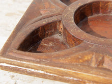 Carica l&#39;immagine nel visualizzatore di Gallery, piatto in legno di teak intarsiato e inciso, impiegato in india come portaspezie . Ideale anche come svuotasche, portacandele, oggetto di arredo..  dimensioni 17x17xh4cm   disponibili vari modelli, per info e foto ulteriori contattare  info@etniko.it 0039 3338778241 instagram, facebook e pinterest : etnikobycrosato