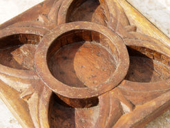 piatto in legno di teak intarsiato e inciso, impiegato in india come portaspezie . Ideale anche come svuotasche, portacandele, oggetto di arredo..  dimensioni 17x17xh4cm   disponibili vari modelli, per info e foto ulteriori contattare  info@etniko.it 0039 3338778241 instagram, facebook e pinterest : etnikobycrosato