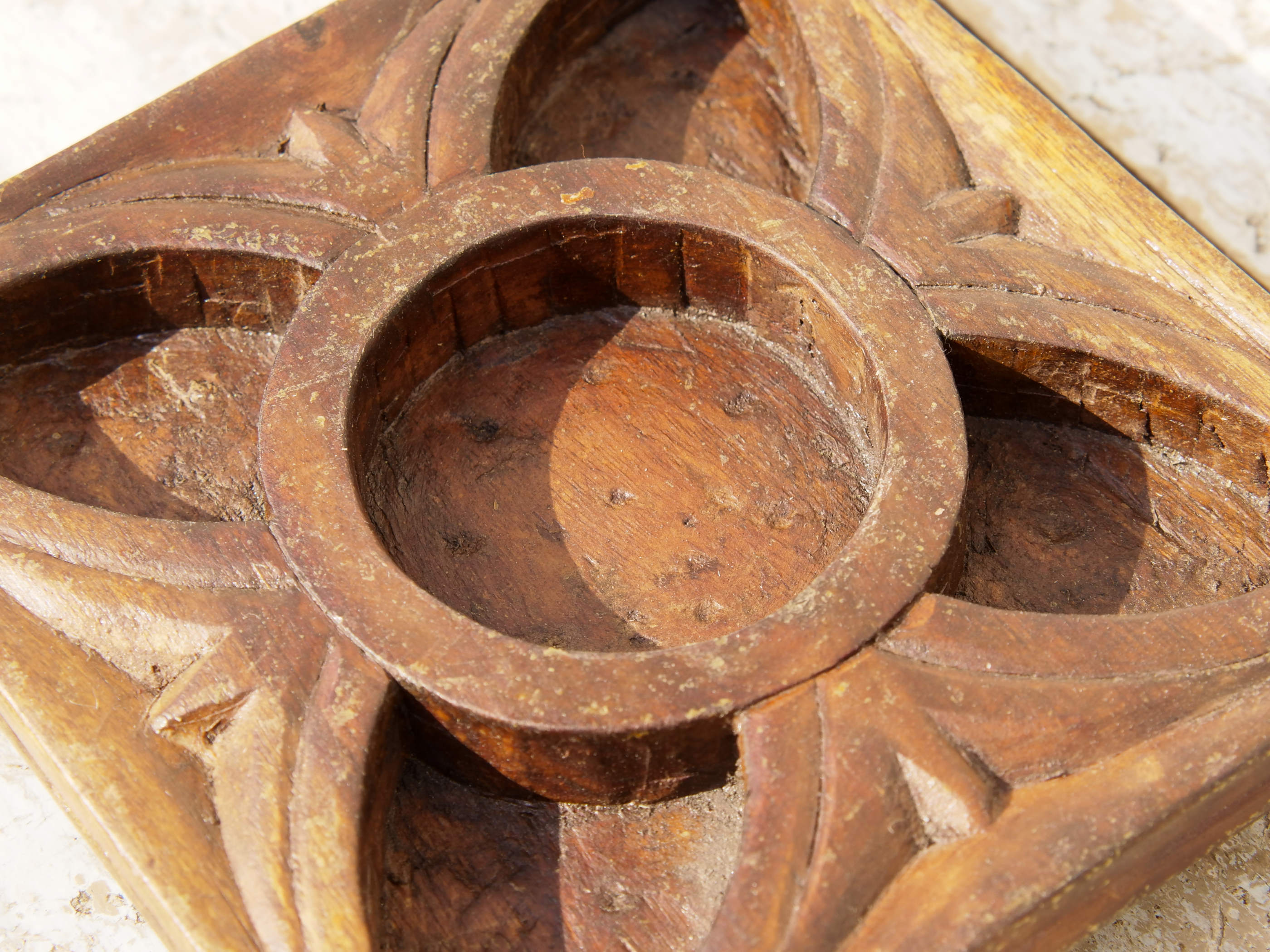 piatto in legno di teak intarsiato e inciso, impiegato in india come portaspezie . Ideale anche come svuotasche, portacandele, oggetto di arredo..  dimensioni 17x17xh4cm   disponibili vari modelli, per info e foto ulteriori contattare  info@etniko.it 0039 3338778241 instagram, facebook e pinterest : etnikobycrosato