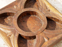 Carica l&#39;immagine nel visualizzatore di Gallery, piatto in legno di teak intarsiato e inciso, impiegato in india come portaspezie . Ideale anche come svuotasche, portacandele, oggetto di arredo..  dimensioni 17x17xh4cm   disponibili vari modelli, per info e foto ulteriori contattare  info@etniko.it 0039 3338778241 instagram, facebook e pinterest : etnikobycrosato