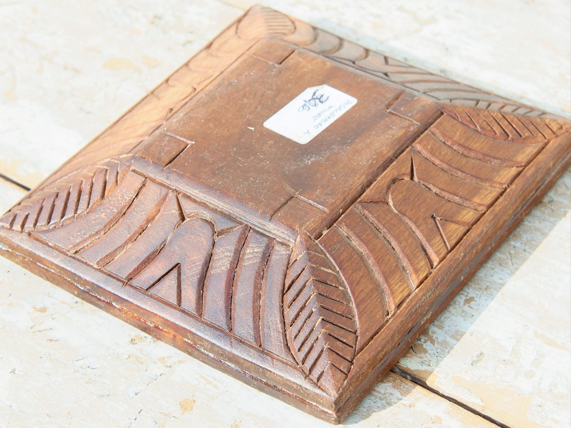 piatto in legno di teak intarsiato e inciso, impiegato in india come portaspezie . Ideale anche come svuotasche, portacandele, oggetto di arredo..  dimensioni 17x17xh4cm   disponibili vari modelli, per info e foto ulteriori contattare  info@etniko.it 0039 3338778241 instagram, facebook e pinterest : etnikobycrosato