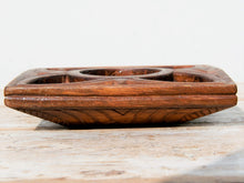 Carica l&#39;immagine nel visualizzatore di Gallery, piatto in legno di teak intarsiato e inciso, impiegato in india come portaspezie . Ideale anche come svuotasche, portacandele, oggetto di arredo..  dimensioni 17x17xh4cm   disponibili vari modelli, per info e foto ulteriori contattare  info@etniko.it 0039 3338778241 instagram, facebook e pinterest : etnikobycrosato