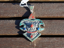 Carica l&#39;immagine nel visualizzatore di Gallery, pendaglio tibetano / nepalese in argento con turchesi, lapislazzulo e corallo.  pezzo unico lavorato artigianalmente tutto originale ed autentico.  cesellato ed inciso con i simboli del buon auspicio tibetano.  peso 45 gr  dimensioni 9 x 6  h1 cm  info@etniko.it www.etniko.it 0039 3338778241  fb/ig/ebay:etnikobycrosato