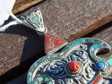 Carica l&#39;immagine nel visualizzatore di Gallery, pendaglio tibetano / nepalese in argento con turchesi, lapislazzulo e corallo.  pezzo unico lavorato artigianalmente tutto originale ed autentico.  cesellato ed inciso con i simboli del buon auspicio tibetano.  peso 45 gr  dimensioni 9 x 6  h1 cm  info@etniko.it www.etniko.it 0039 3338778241  fb/ig/ebay:etnikobycrosato