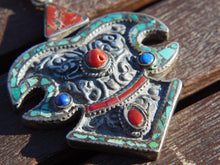 Carica l&#39;immagine nel visualizzatore di Gallery, pendaglio tibetano / nepalese in argento con turchesi, lapislazzulo e corallo.  pezzo unico lavorato artigianalmente tutto originale ed autentico.  cesellato ed inciso con i simboli del buon auspicio tibetano.  peso 45 gr  dimensioni 9 x 6  h1 cm  info@etniko.it www.etniko.it 0039 3338778241  fb/ig/ebay:etnikobycrosato