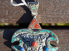 Carica l&#39;immagine nel visualizzatore di Gallery, pendaglio tibetano / nepalese in argento con turchesi, lapislazzulo e corallo.  pezzo unico lavorato artigianalmente tutto originale ed autentico.  cesellato ed inciso con i simboli del buon auspicio tibetano.  peso 45 gr  dimensioni 9 x 6  h1 cm  info@etniko.it www.etniko.it 0039 3338778241  fb/ig/ebay:etnikobycrosato