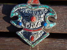 Carica l&#39;immagine nel visualizzatore di Gallery, pendaglio tibetano / nepalese in argento con turchesi, lapislazzulo e corallo.  pezzo unico lavorato artigianalmente tutto originale ed autentico.  cesellato ed inciso con i simboli del buon auspicio tibetano.  peso 45 gr  dimensioni 9 x 6  h1 cm  info@etniko.it www.etniko.it 0039 3338778241  fb/ig/ebay:etnikobycrosato