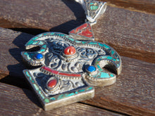 Carica l&#39;immagine nel visualizzatore di Gallery, pendaglio tibetano / nepalese in argento con turchesi, lapislazzulo e corallo.  pezzo unico lavorato artigianalmente tutto originale ed autentico.  cesellato ed inciso con i simboli del buon auspicio tibetano.  peso 45 gr  dimensioni 9 x 6  h1 cm  info@etniko.it www.etniko.it 0039 3338778241  fb/ig/ebay:etnikobycrosato