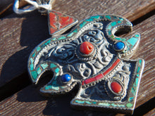 Carica l&#39;immagine nel visualizzatore di Gallery, pendaglio tibetano / nepalese in argento con turchesi, lapislazzulo e corallo.  pezzo unico lavorato artigianalmente tutto originale ed autentico.  cesellato ed inciso con i simboli del buon auspicio tibetano.  peso 45 gr  dimensioni 9 x 6  h1 cm  info@etniko.it www.etniko.it 0039 3338778241  fb/ig/ebay:etnikobycrosato
